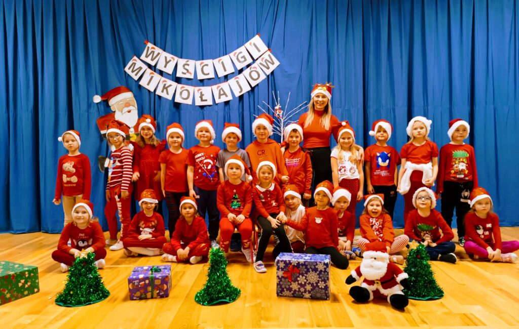 Wyścigi Mikołajów w grupie "Motylki".