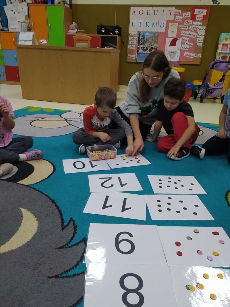 DZIEŃ GUZIKA - GRUPA ŻYRAFKI 