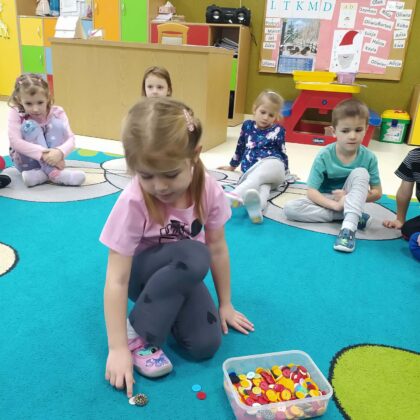 DZIEŃ GUZIKA - GRUPA ŻYRAFKI