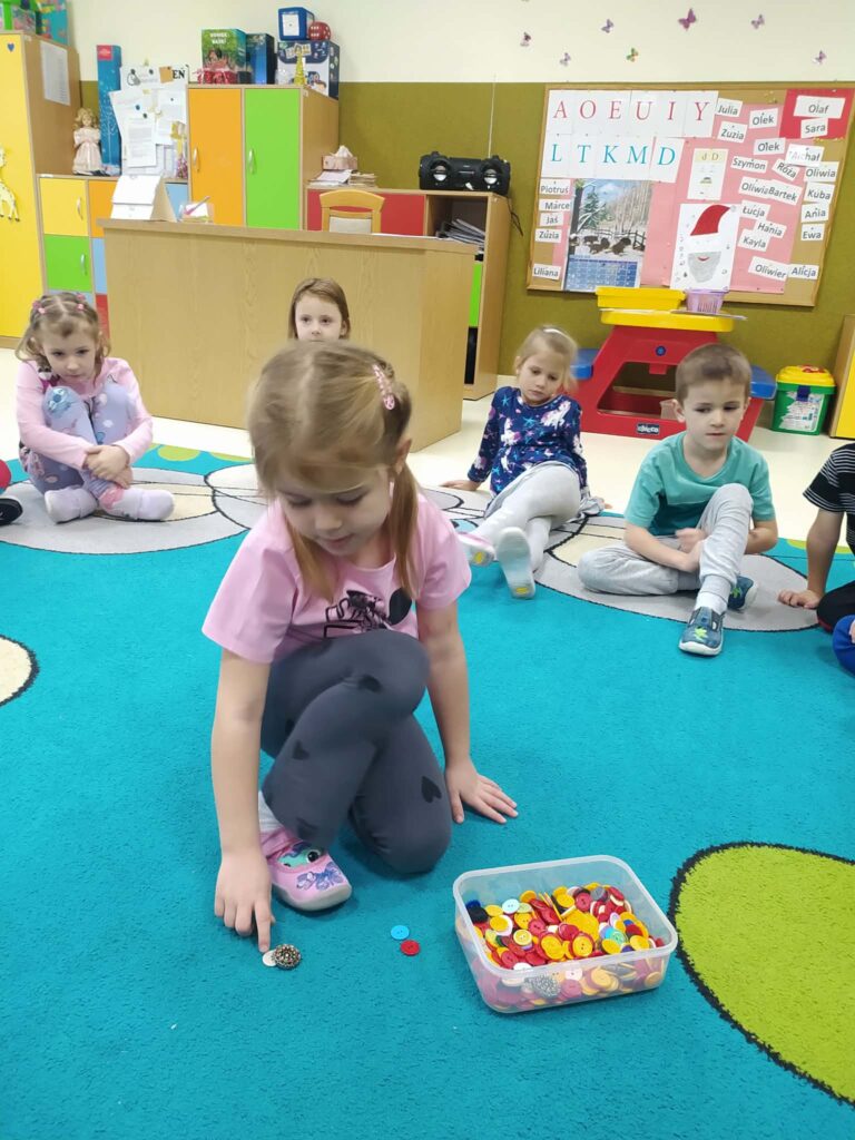 DZIEŃ GUZIKA - GRUPA ŻYRAFKI 