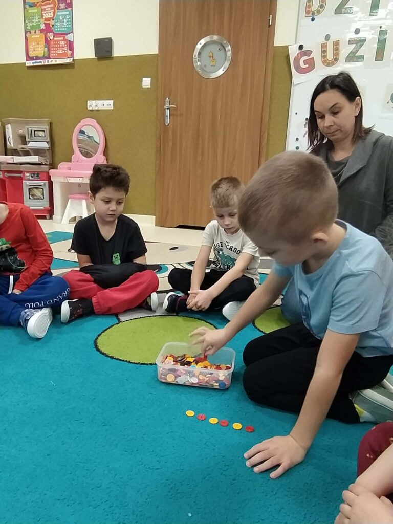 DZIEŃ GUZIKA - GRUPA ŻYRAFKI 