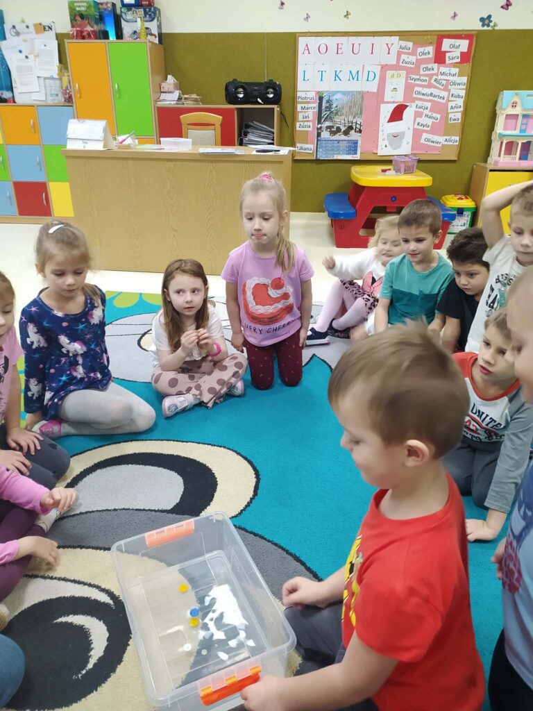 DZIEŃ GUZIKA - GRUPA ŻYRAFKI 