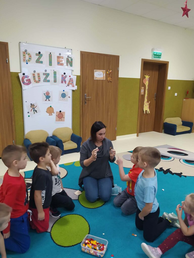 DZIEŃ GUZIKA - GRUPA ŻYRAFKI 