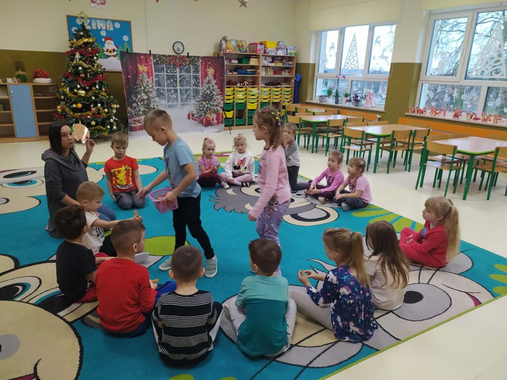 DZIEŃ GUZIKA - GRUPA ŻYRAFKI 