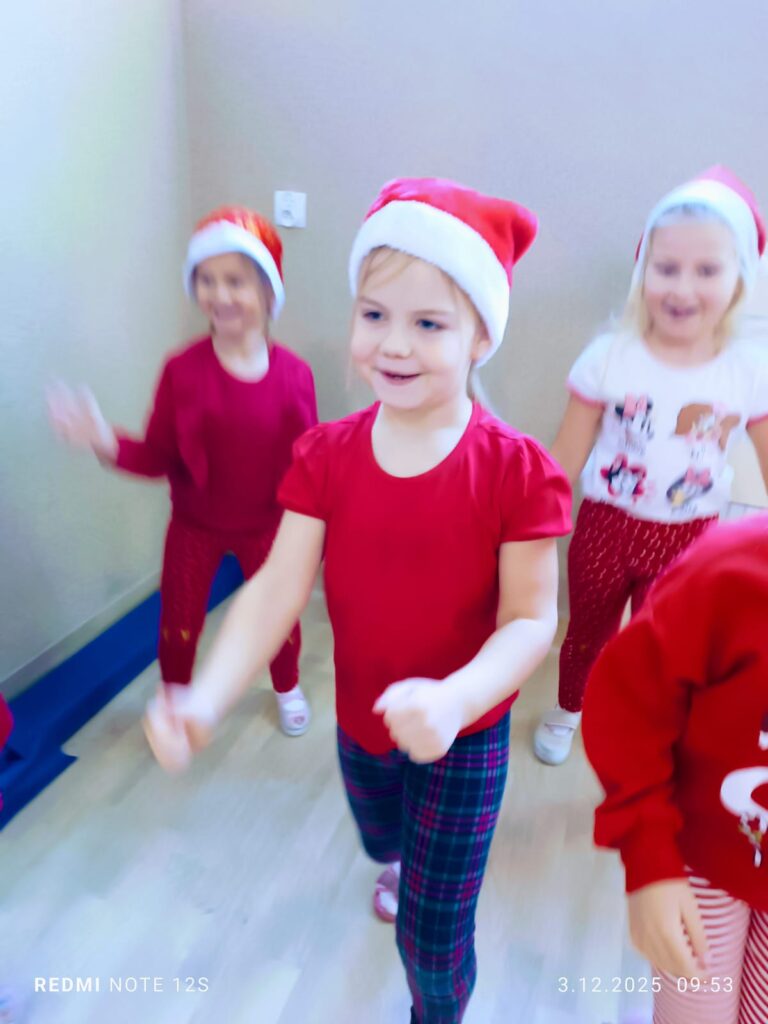 Wyścigi Mikołajów w grupie "Motylki".