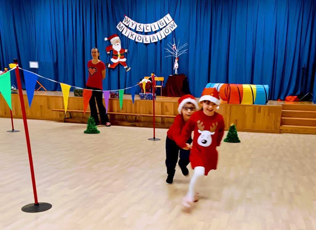 Wyścigi Mikołajów w grupie "Motylki".