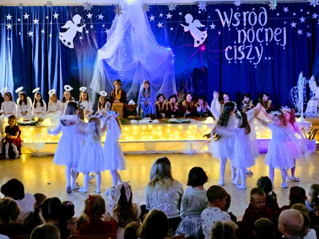 Jasełka Bożonarodzeniowe pt. "Wśród nocnej ciszy" w wykonaniu dzieci z grupy "Motylki".