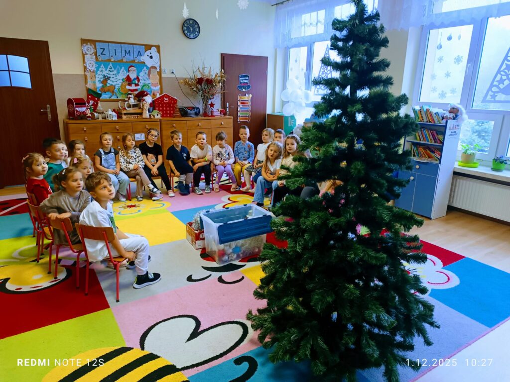 Stoi choinka, pięknie odziana. "Motylki" ją stroiły od samego rana.