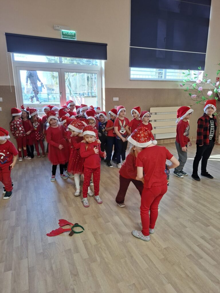 Wyścigi Mikołajów w grupie "Wiewiórki".