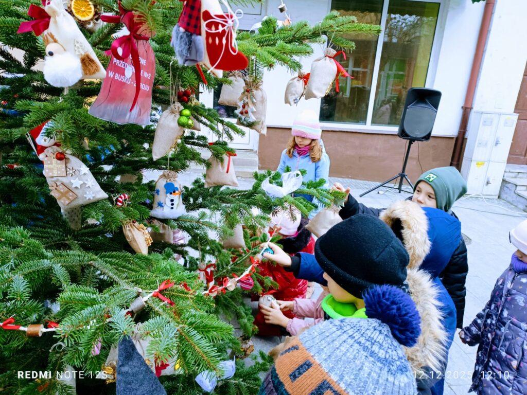 Udział Publicznego Przedszkola Nr 2 w Busku-Zdroju w XI edycji konkursu „Ubierzmy razem choinkę”.