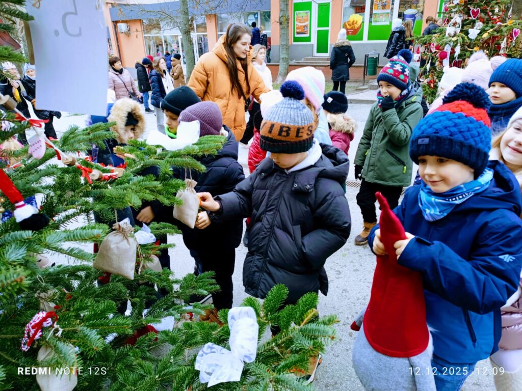 Udział Publicznego Przedszkola Nr 2 w Busku-Zdroju w XI edycji konkursu „Ubierzmy razem choinkę”.