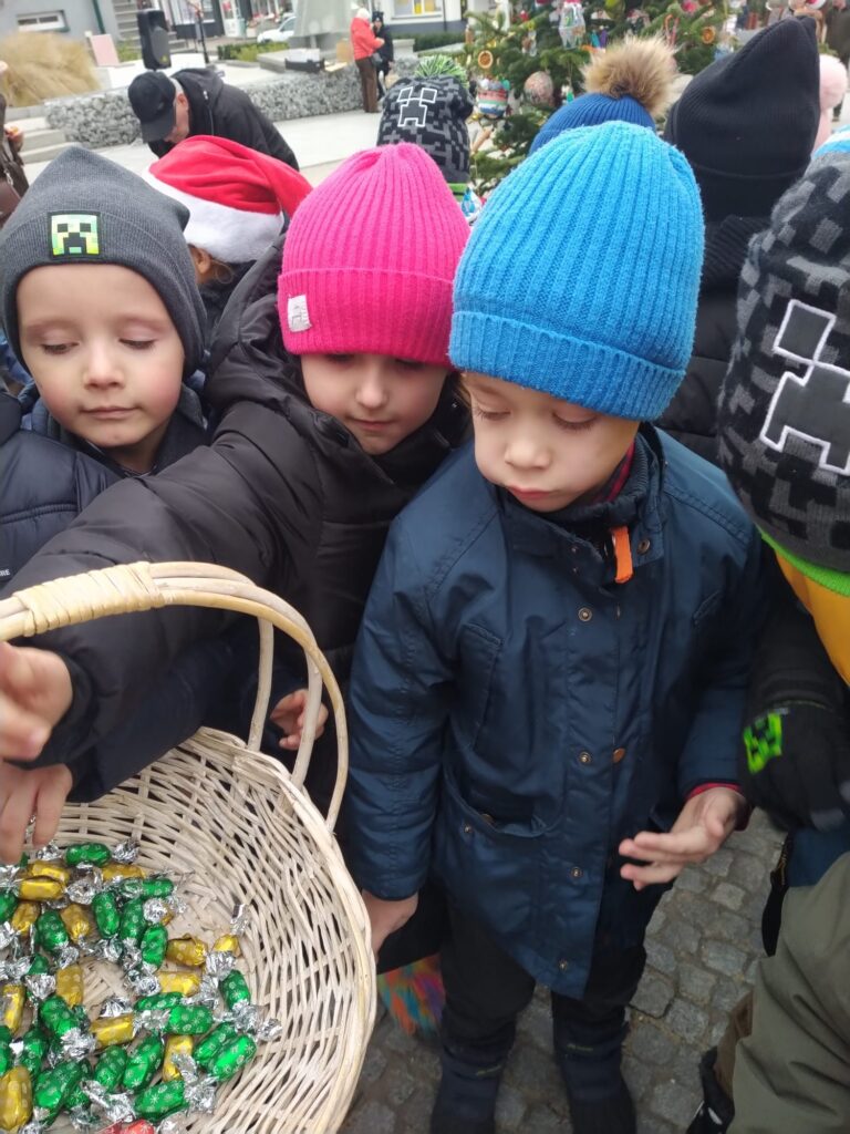 Udział Publicznego Przedszkola Nr 2 w Busku-Zdroju w XI edycji konkursu „Ubierzmy razem choinkę”.