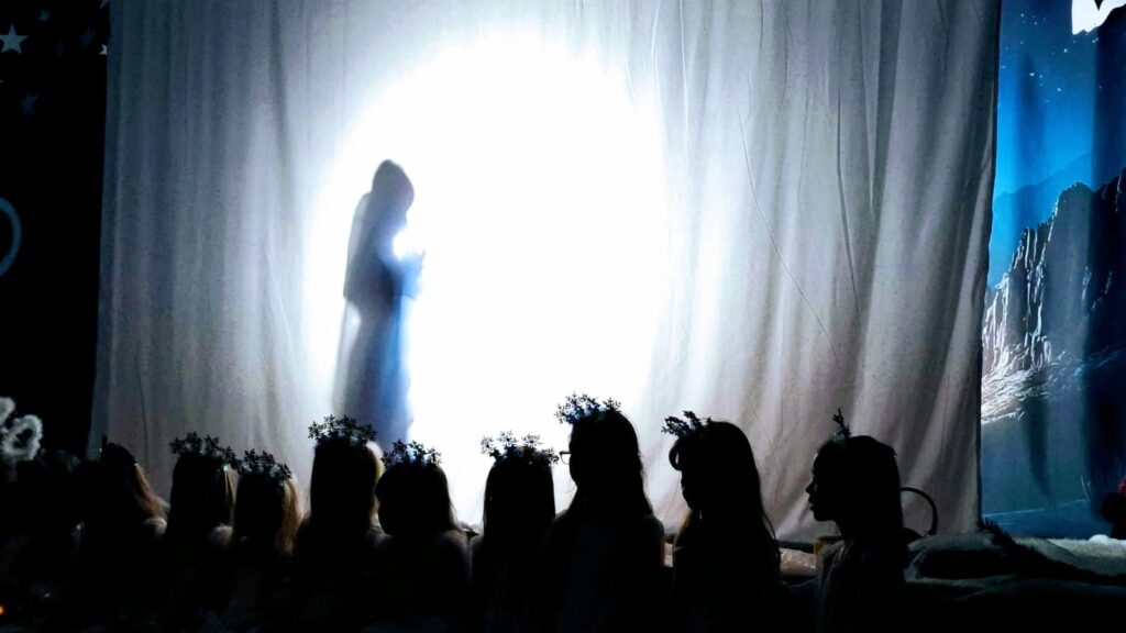 Jasełka Bożonarodzeniowe pt. "Wśród nocnej ciszy" w wykonaniu dzieci z grupy "Motylki".