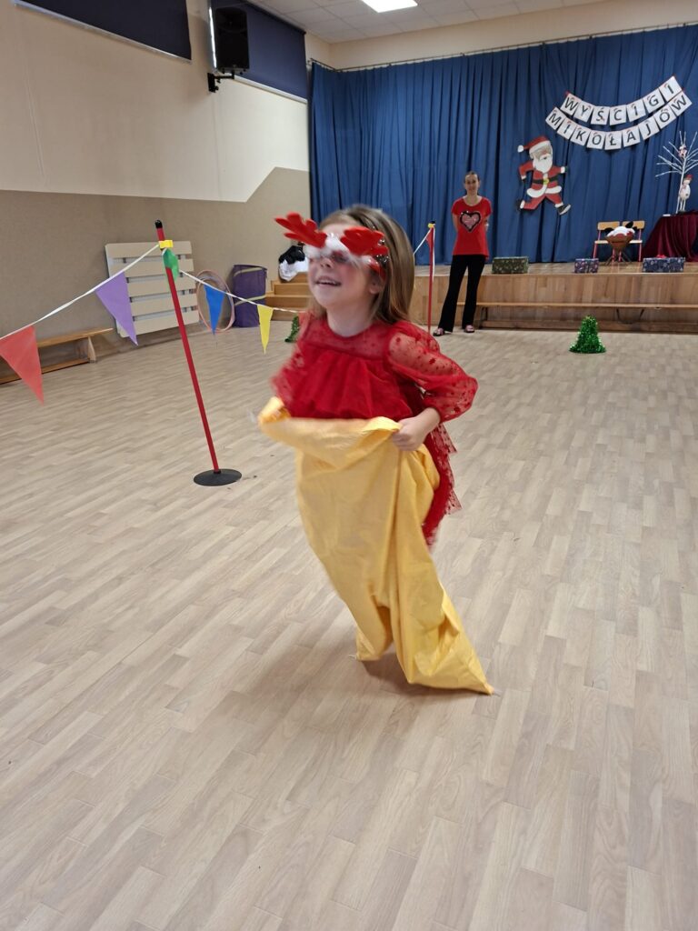 Wyścigi Mikołajów w grupie "Wiewiórki".