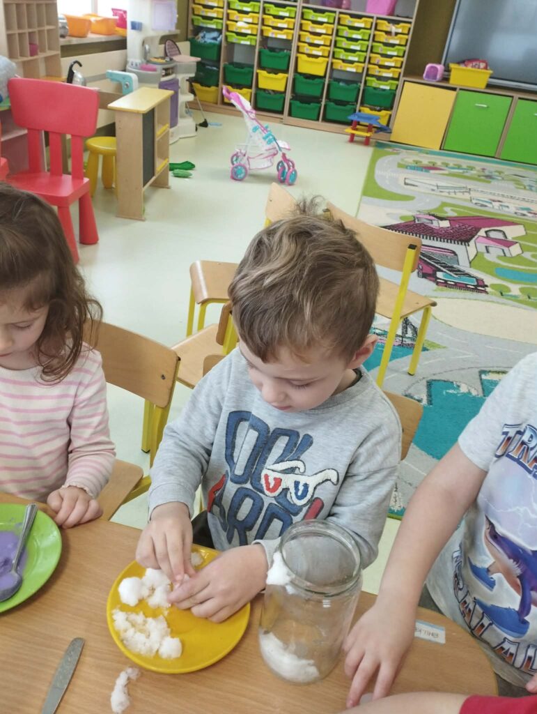DOŚWIADCZENIA DZIECI ZE ŚNIEGIEM