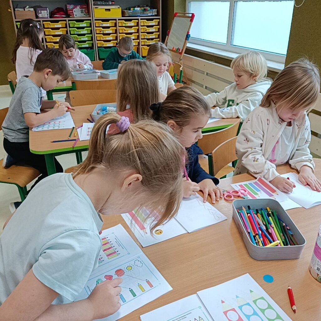 KOLOROWE KREDKI-GRUPA TYGRYSKI