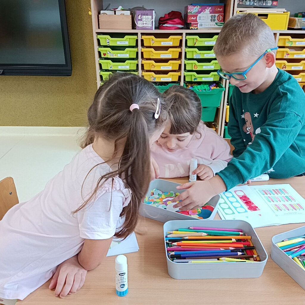 KOLOROWE KREDKI-GRUPA TYGRYSKI