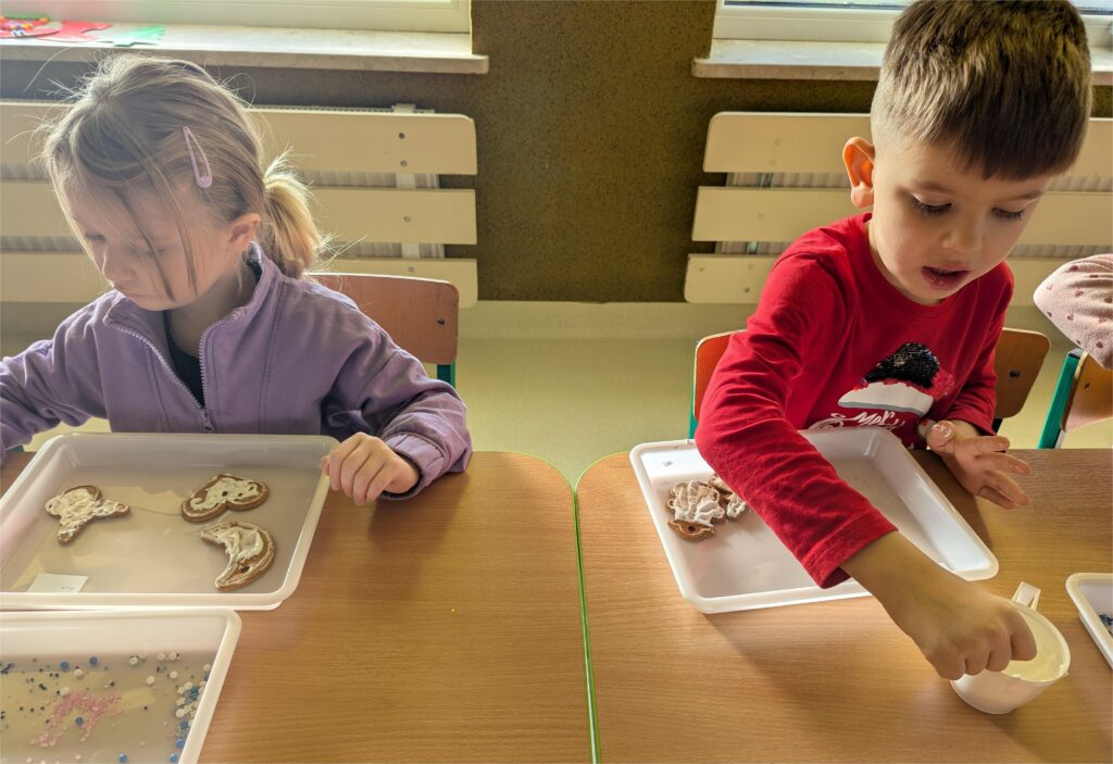 DEKORUJEMY PIERNICZKI - GRUPA TYGRYSKI