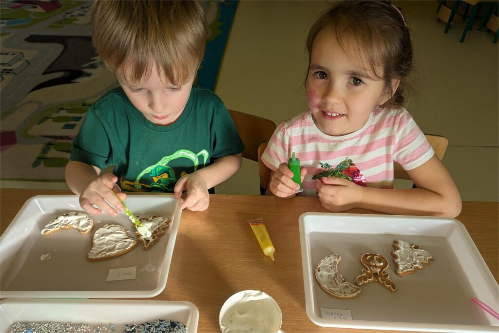 DEKORUJEMY PIERNICZKI - GRUPA TYGRYSKI