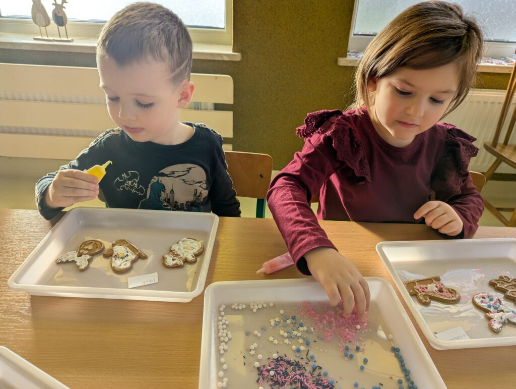 DEKORUJEMY PIERNICZKI - GRUPA TYGRYSKI