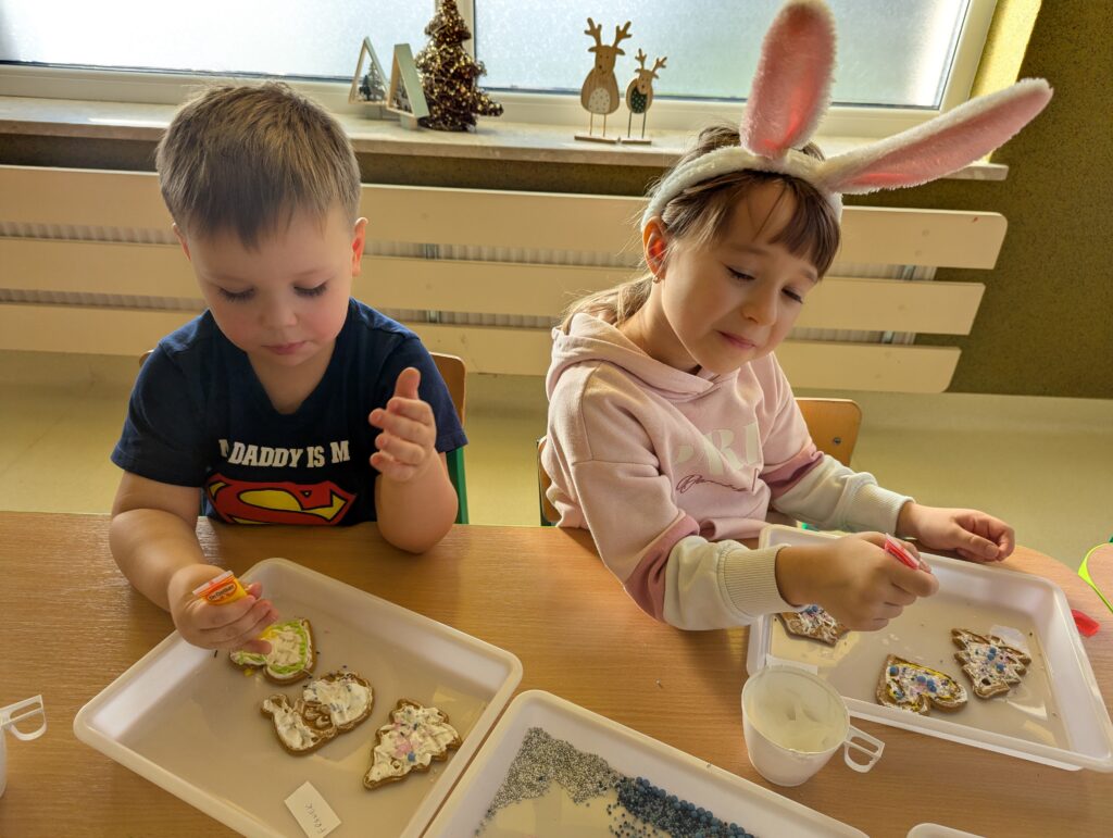 DEKORUJEMY PIERNICZKI - GRUPA TYGRYSKI