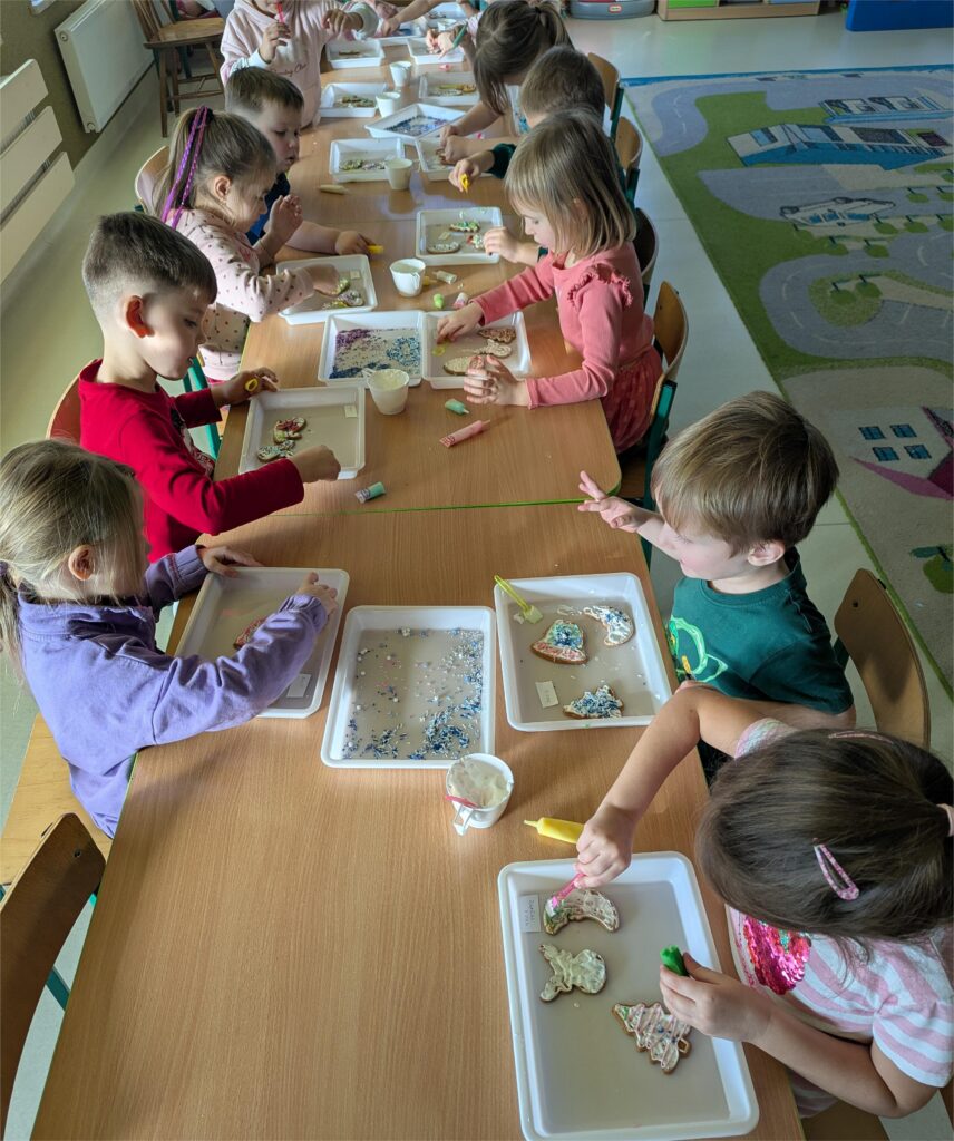 DEKORUJEMY PIERNICZKI - GRUPA TYGRYSKI