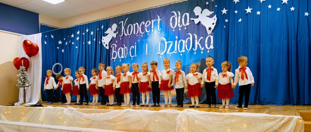 "Koncert dla Babci i Dziadka" w wykonaniu dzieci z grupy "Biedronki".
