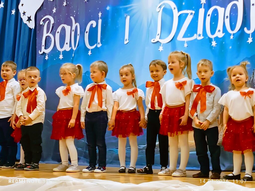 "Koncert dla Babci i Dziadka" w wykonaniu dzieci z grupy "Biedronki".