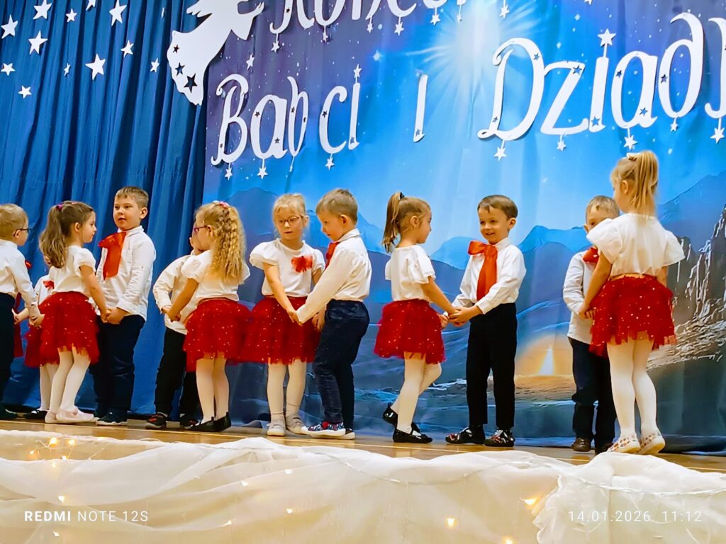 "Koncert dla Babci i Dziadka" w wykonaniu dzieci z grupy "Biedronki".