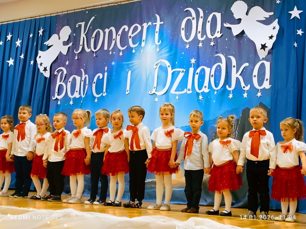 "Koncert dla Babci i Dziadka" w wykonaniu dzieci z grupy "Biedronki".