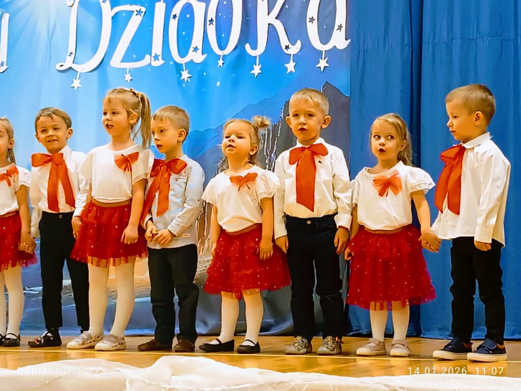 "Koncert dla Babci i Dziadka" w wykonaniu dzieci z grupy "Biedronki".