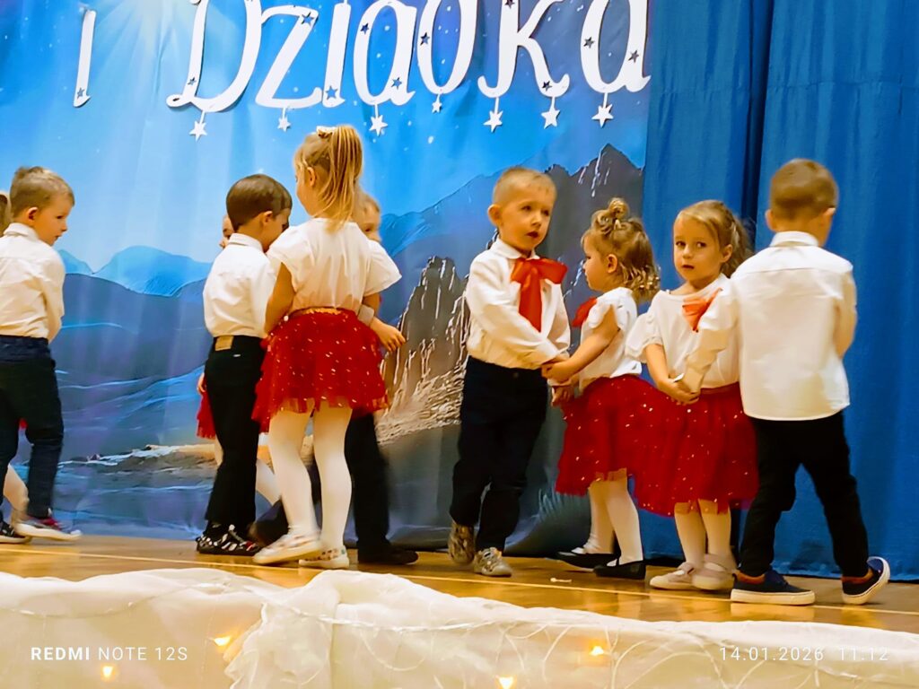 "Koncert dla Babci i Dziadka" w wykonaniu dzieci z grupy "Biedronki".