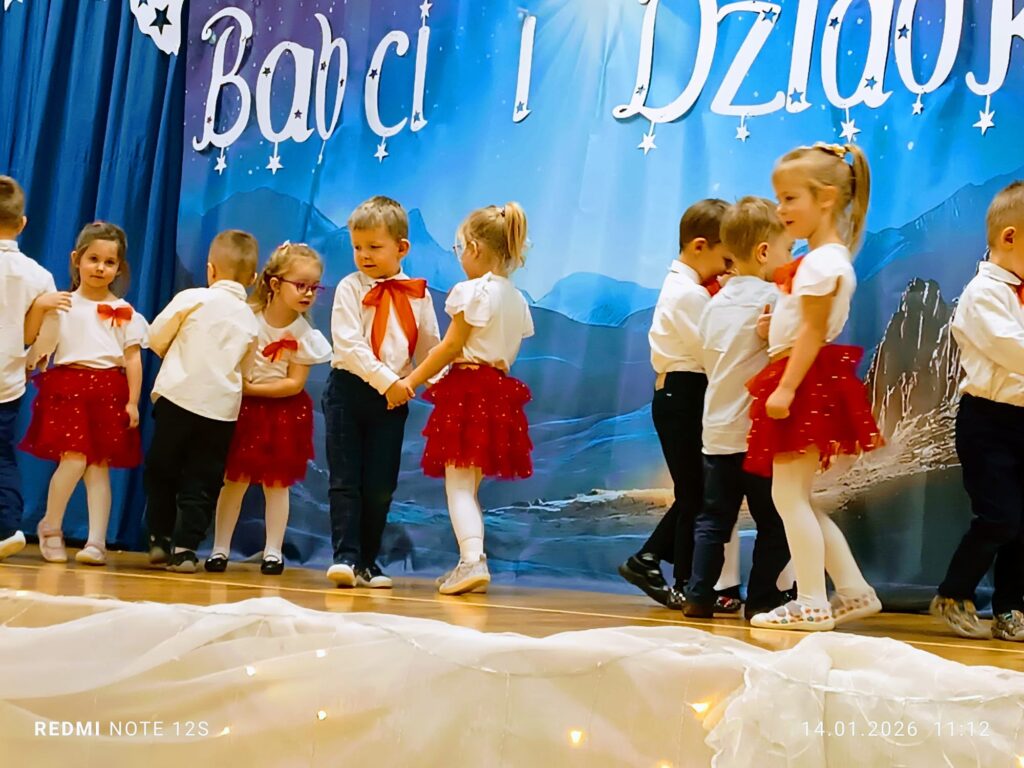 "Koncert dla Babci i Dziadka" w wykonaniu dzieci z grupy "Biedronki".