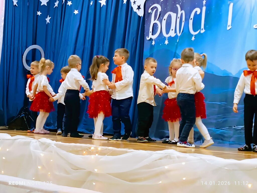 "Koncert dla Babci i Dziadka" w wykonaniu dzieci z grupy "Biedronki".