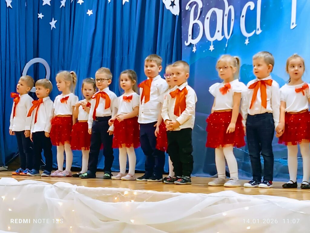 "Koncert dla Babci i Dziadka" w wykonaniu dzieci z grupy "Biedronki".