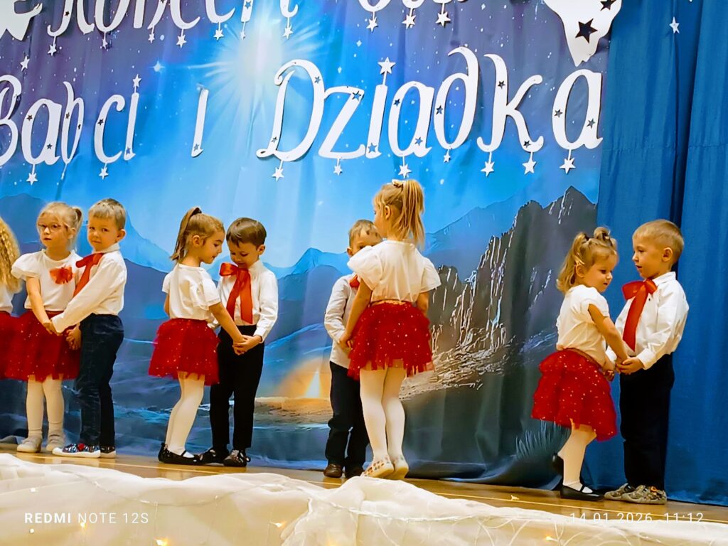 "Koncert dla Babci i Dziadka" w wykonaniu dzieci z grupy "Biedronki".