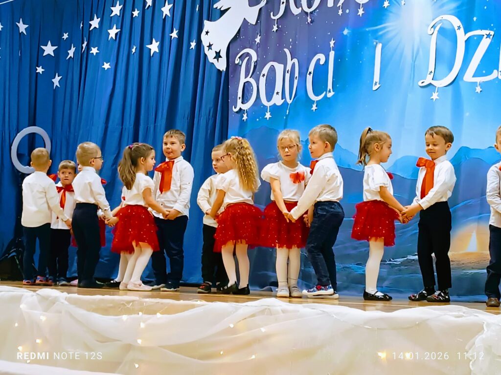"Koncert dla Babci i Dziadka" w wykonaniu dzieci z grupy "Biedronki".