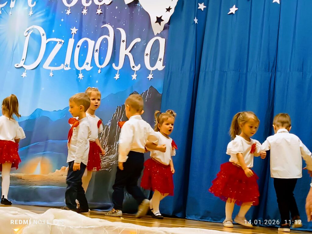 "Koncert dla Babci i Dziadka" w wykonaniu dzieci z grupy "Biedronki".