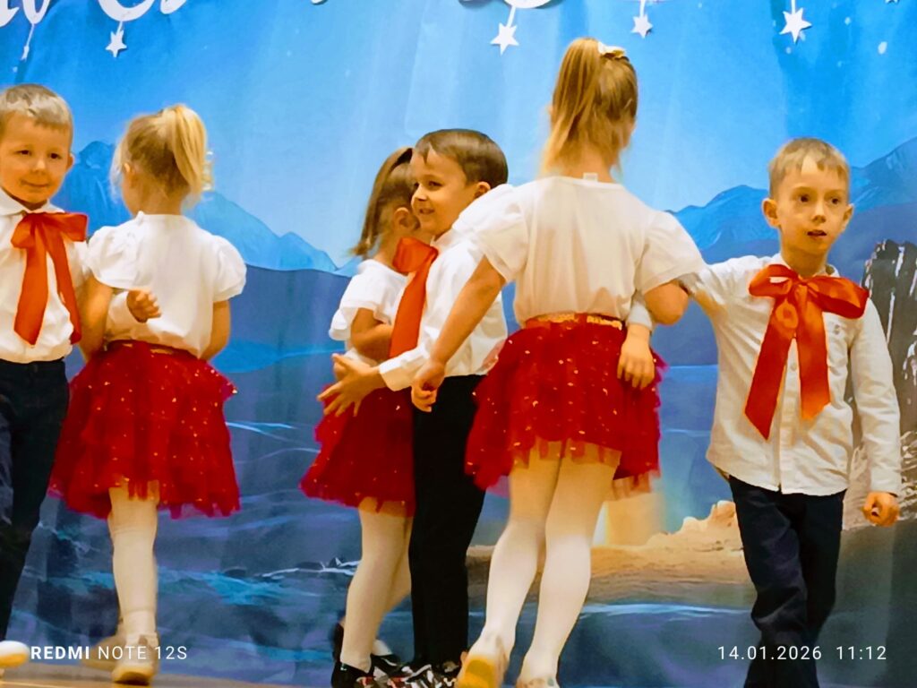 "Koncert dla Babci i Dziadka" w wykonaniu dzieci z grupy "Biedronki".