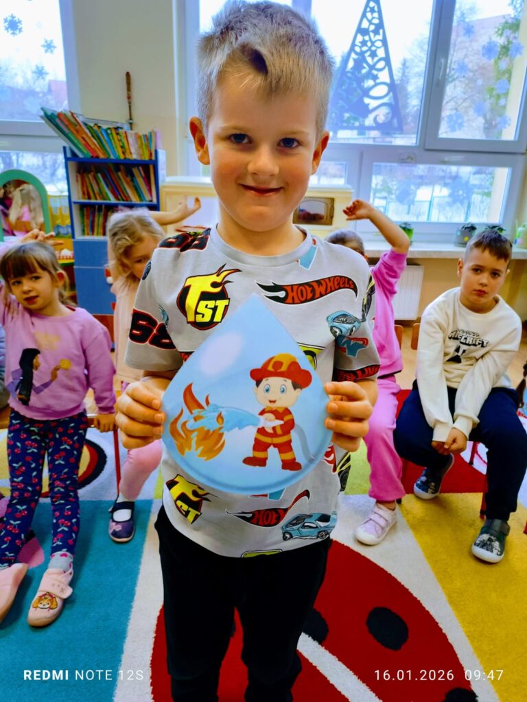 Eksperymenty z wodą i śniegiem w grupie "Motylki".