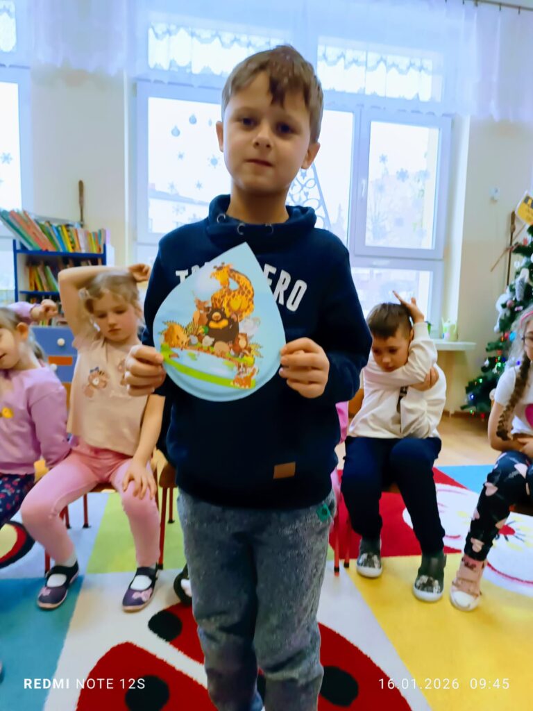 Eksperymenty z wodą i śniegiem w grupie "Motylki".