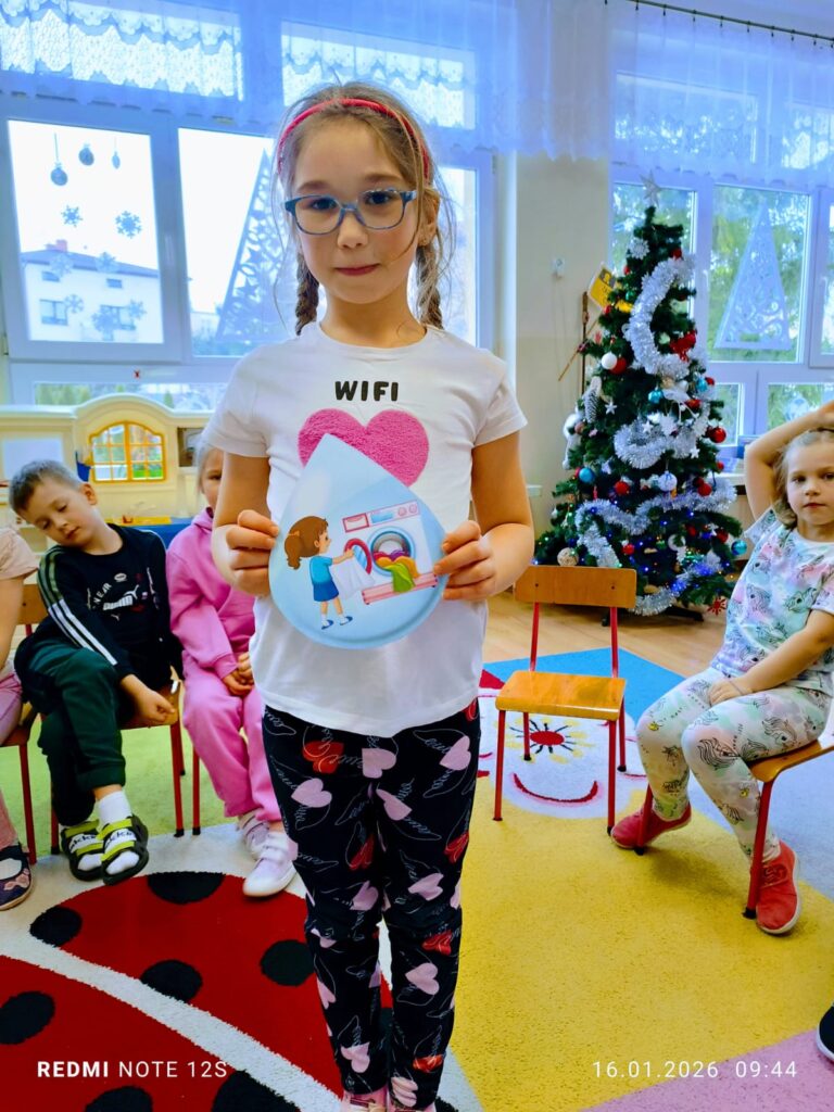 Eksperymenty z wodą i śniegiem w grupie "Motylki".