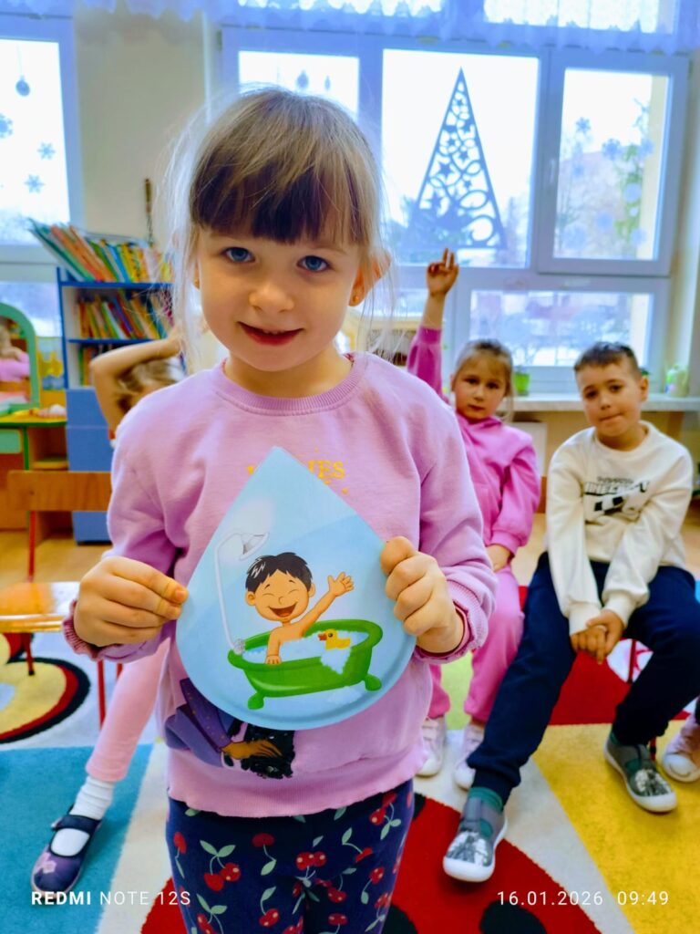 Eksperymenty z wodą i śniegiem w grupie "Motylki".