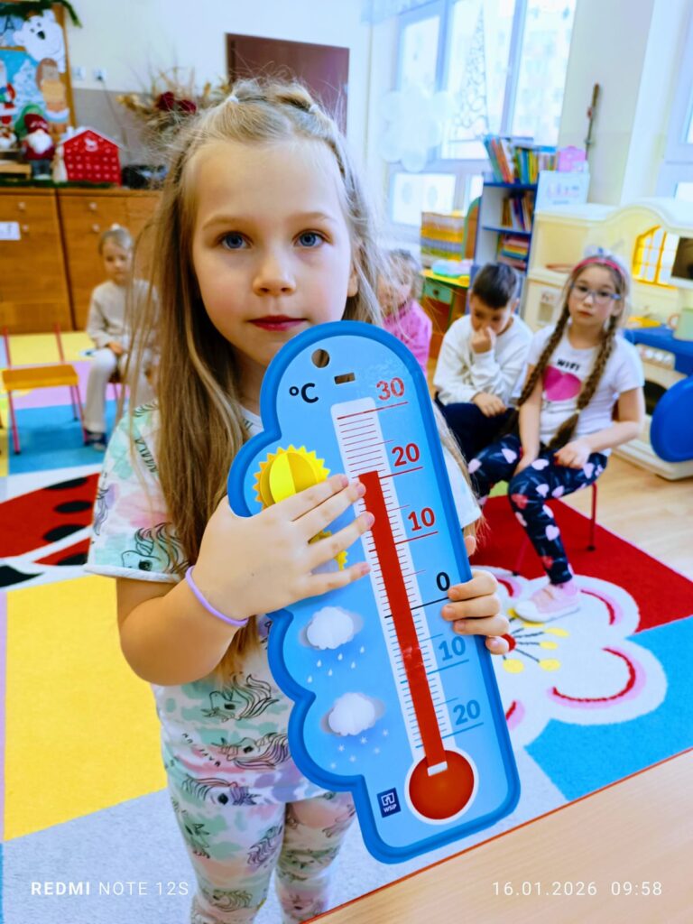 Eksperymenty z wodą i śniegiem w grupie "Motylki".