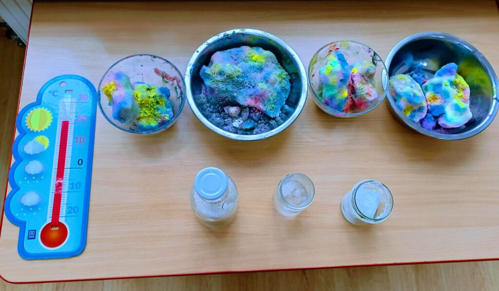 Eksperymenty z wodą i śniegiem w grupie "Motylki".
