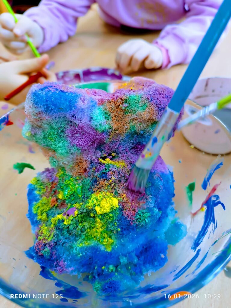 Eksperymenty z wodą i śniegiem w grupie "Motylki".