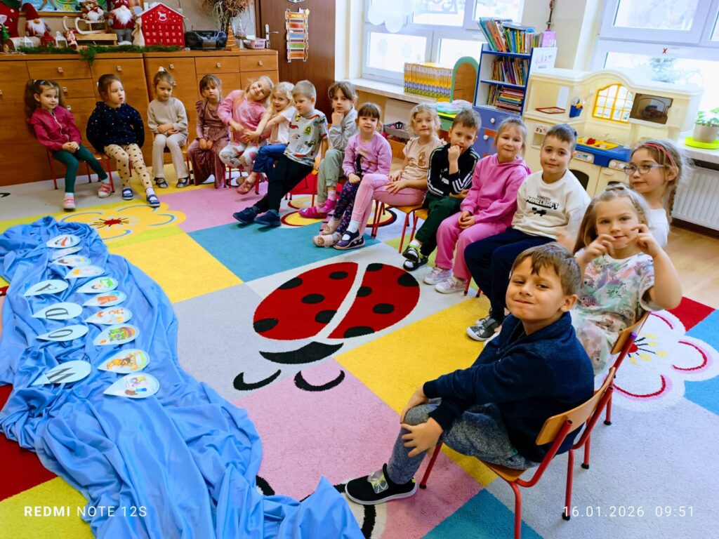 Eksperymenty z wodą i śniegiem w grupie "Motylki".