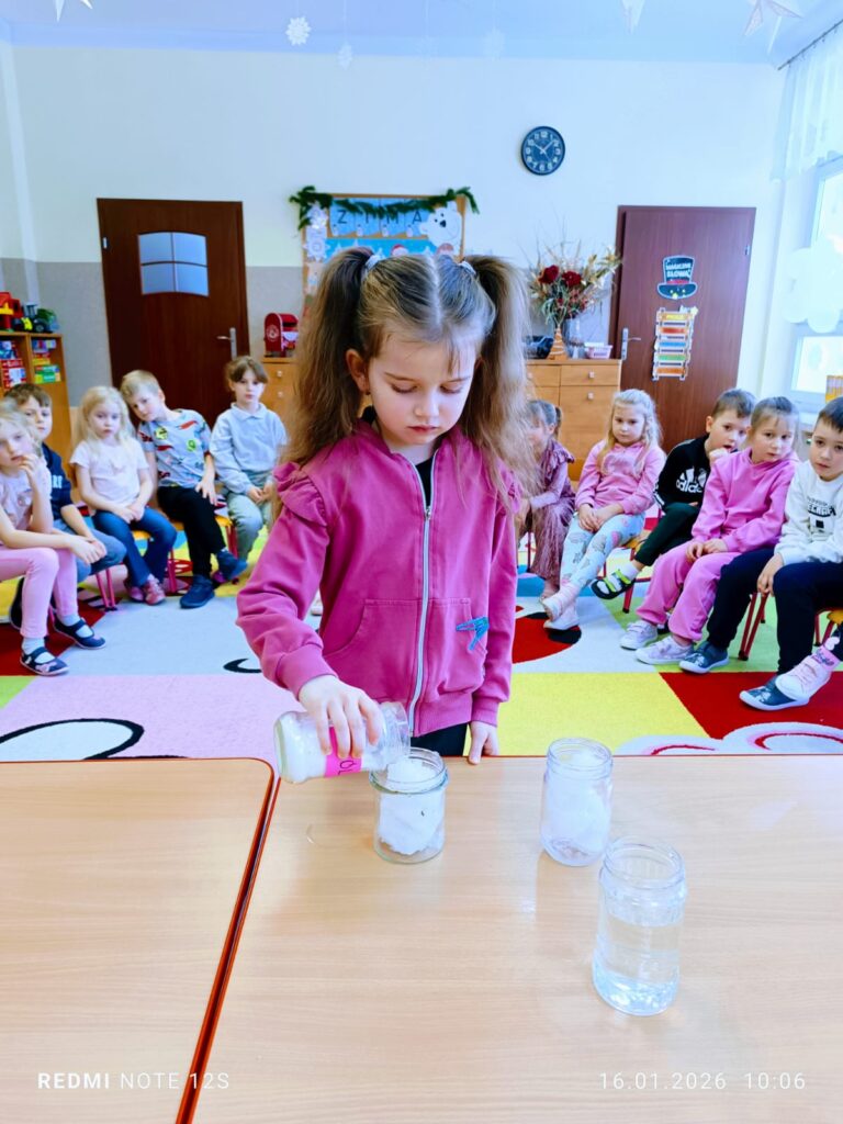 Eksperymenty z wodą i śniegiem w grupie "Motylki".