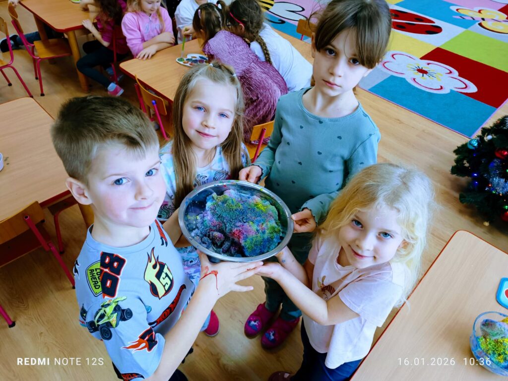 Eksperymenty z wodą i śniegiem w grupie "Motylki".
