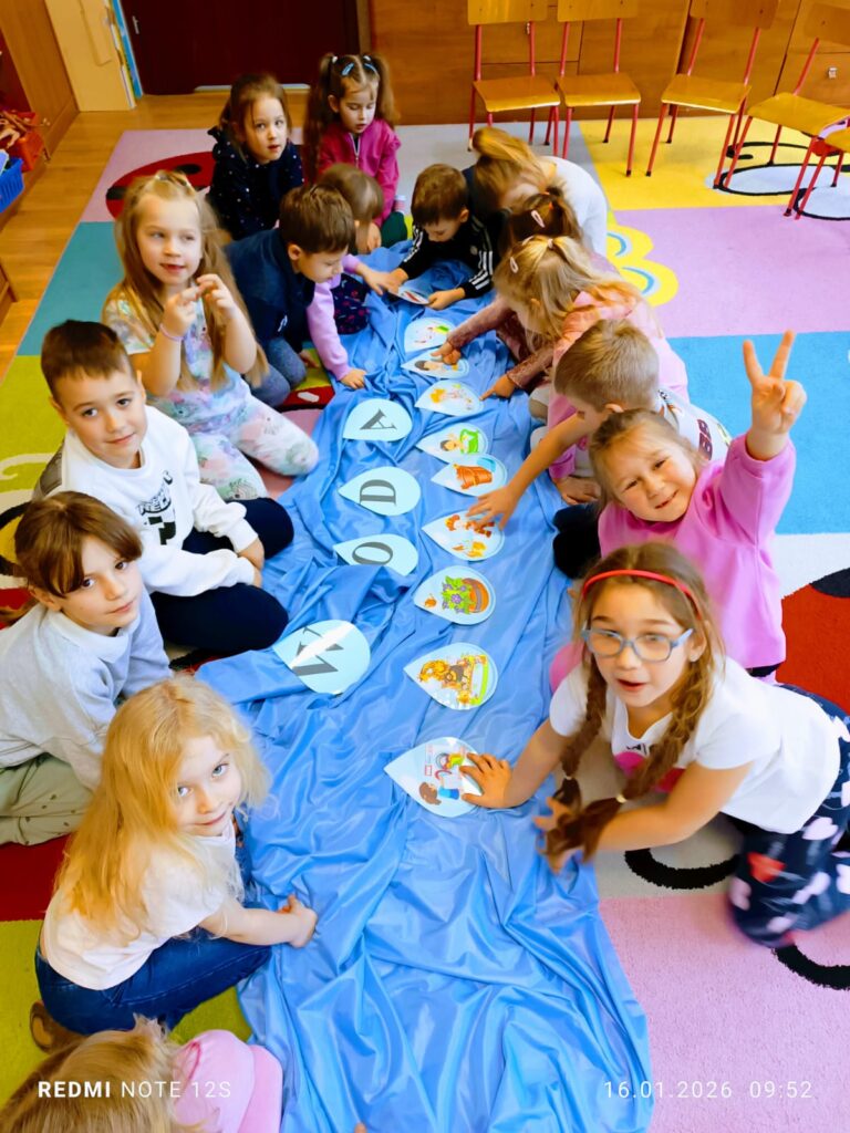 Eksperymenty z wodą i śniegiem w grupie "Motylki".